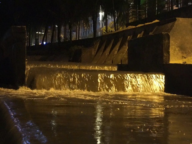 Nước thải đen ngòm đổ ra biển Đà Nẵng sau mưa lớn - Ảnh 1.