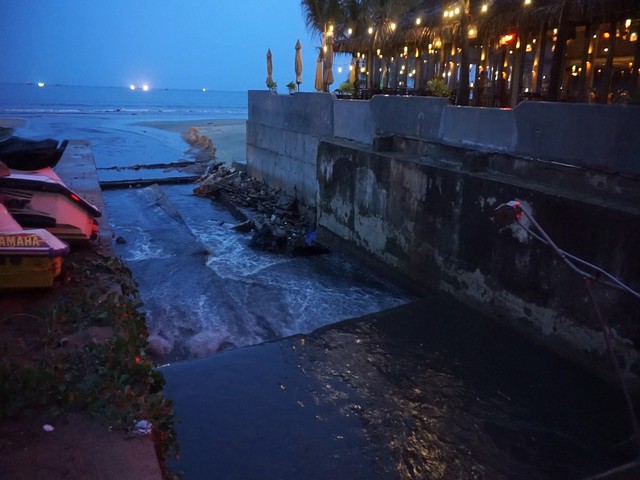 Nước thải đen ngòm đổ ra biển Đà Nẵng sau mưa lớn - Ảnh 2.