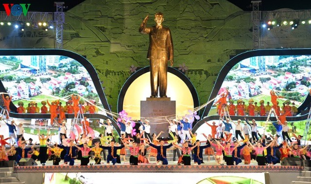 Hình ảnh Lãnh đạo Đảng, Nhà nước dự Lễ kỷ niệm 60 năm Bác Hồ về thăm Tây Bắc - Ảnh 5.