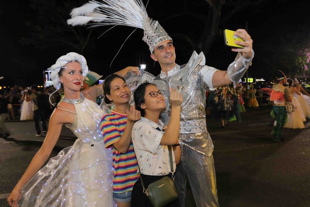 Carnival đường phố DIFF 2019 tiếp tục khuấy động không gian phố đêm Đà Nẵng - Ảnh 2.