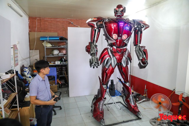 Chiêm ngưỡng Robot Siêu to, khổng lồ được chế tạo từ rác thải nhựa - Ảnh 1.