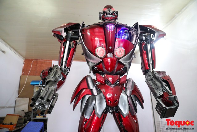 Chiêm ngưỡng Robot Siêu to, khổng lồ được chế tạo từ rác thải nhựa - Ảnh 2.