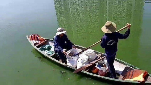 Cá chết nổi giữa hồ trung tâm Đà Nẵng - Ảnh 2.