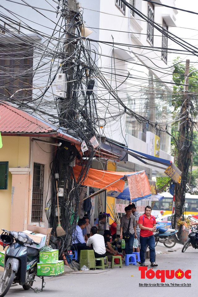 Ngày nóng đỉnh điểm, nhìn những mớ tơ trời giăng khắp phố Hà Nội nghĩ tới bà hỏa mà thót tim - Ảnh 5.