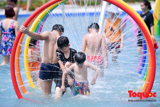 Người dân Thủ đô đổ xô công viên nước để giải nhiệt ngày nắng nóng đỉnh điểm - Ảnh 14.