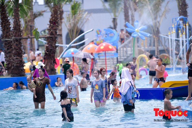 Người dân Thủ đô đổ xô công viên nước để giải nhiệt ngày nắng nóng đỉnh điểm - Ảnh 12.