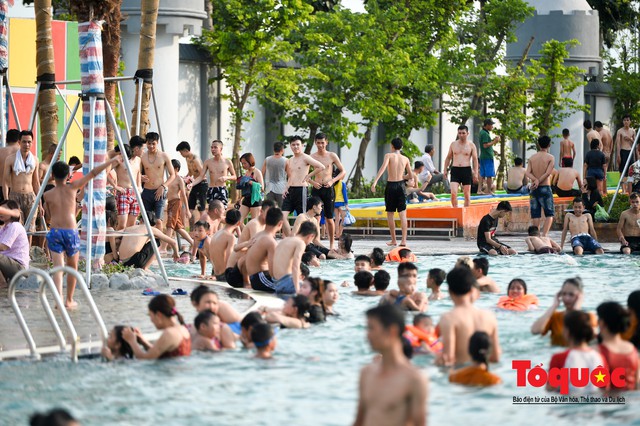 Người dân Thủ đô đổ xô công viên nước để giải nhiệt ngày nắng nóng đỉnh điểm - Ảnh 10.