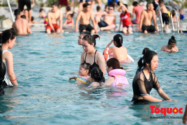 Người dân Thủ đô đổ xô công viên nước để giải nhiệt ngày nắng nóng đỉnh điểm - Ảnh 9.
