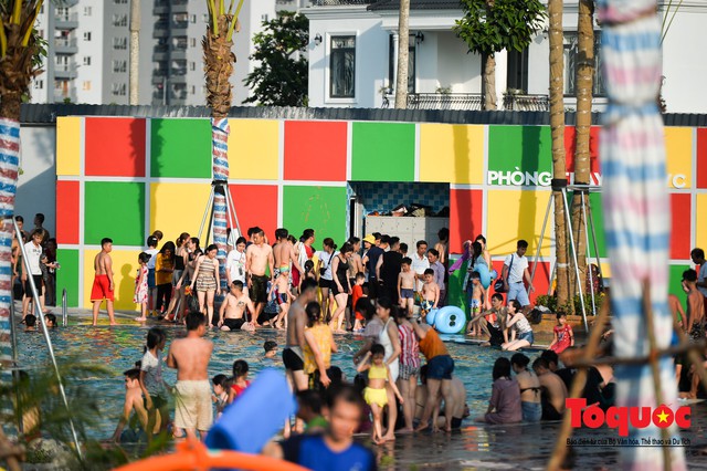 Người dân Thủ đô đổ xô công viên nước để giải nhiệt ngày nắng nóng đỉnh điểm - Ảnh 7.