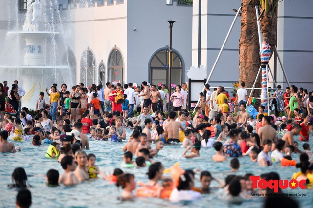 Người dân Thủ đô đổ xô công viên nước để giải nhiệt ngày nắng nóng đỉnh điểm - Ảnh 6.