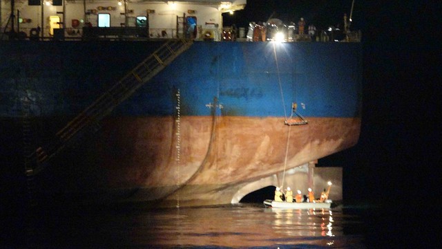 Xuyên đêm cứu thuyền viên tàu Liberia bị nạn trên biển - Ảnh 1.