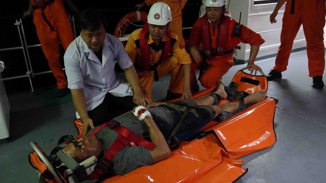 Xuyên đêm cứu thuyền viên tàu Liberia bị nạn trên biển - Ảnh 2.