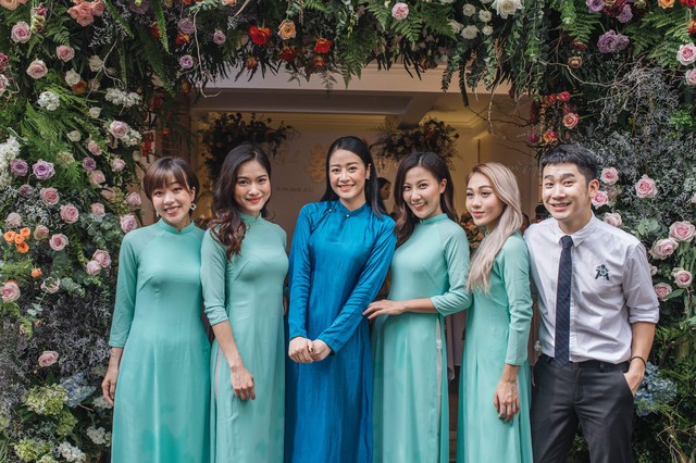 Đẹp hút hồn dàn sao VTV đồng phục áo dài xanh bê tráp cho MC Phí Linh  - Ảnh 2.