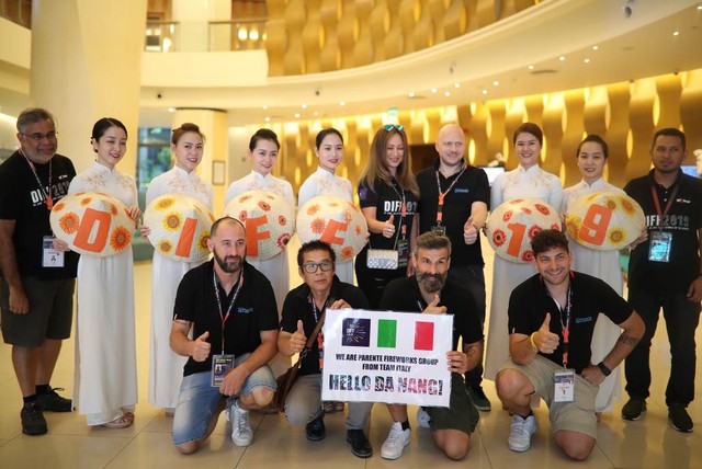 Đội Ý và Phần Lan đã tới Đà Nẵng, chuẩn bị kể chuyện “Tình yêu” tại Lễ hội pháo hoa quốc tế Đà Nẵng – DIFF 2019 - Ảnh 3.