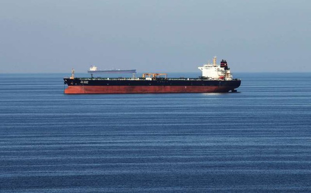 Hai tàu dầu bị tấn công gần eo biển Hormuz: Nguy cơ châm ngòi chảo lửa Trung Đông? - Ảnh 1.