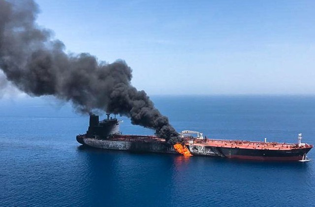 Vụ cháy hai tàu dầu đang thổi lửa vùng Vịnh: Mỹ trực diện nhắm thẳng Iran - Ảnh 1.