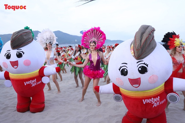 Hàng trăm người đẹp mặc bikini nhảy flashmob trên bãi biển Đà Nẵng  - Ảnh 13.