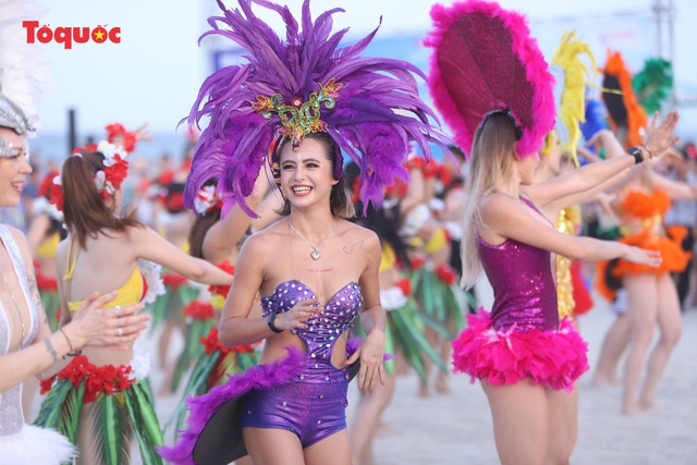 Hàng trăm người đẹp mặc bikini nhảy flashmob trên bãi biển Đà Nẵng  - Ảnh 12.