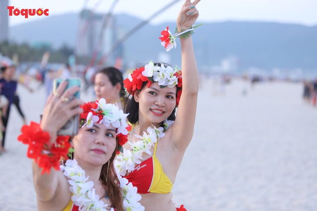 Hàng trăm người đẹp mặc bikini nhảy flashmob trên bãi biển Đà Nẵng  - Ảnh 11.