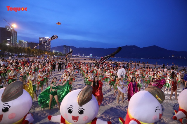 Hàng trăm người đẹp mặc bikini nhảy flashmob trên bãi biển Đà Nẵng  - Ảnh 5.