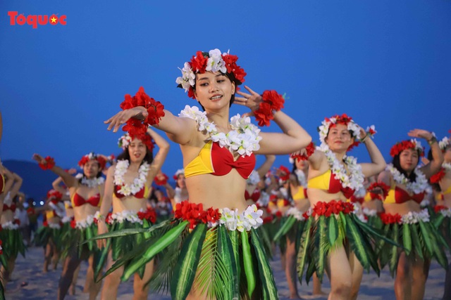 Hàng trăm người đẹp mặc bikini nhảy flashmob trên bãi biển Đà Nẵng  - Ảnh 4.