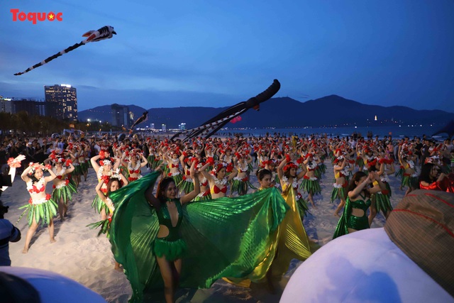 Hàng trăm người đẹp mặc bikini nhảy flashmob trên bãi biển Đà Nẵng  - Ảnh 8.