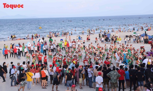 Hàng trăm người đẹp mặc bikini nhảy flashmob trên bãi biển Đà Nẵng  - Ảnh 2.