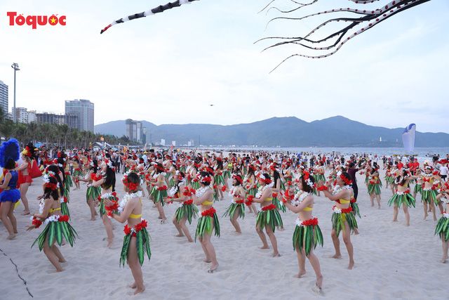 Hàng trăm người đẹp mặc bikini nhảy flashmob trên bãi biển Đà Nẵng  - Ảnh 3.