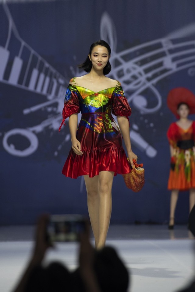 Hoa hậu Thủy Tiên toả sáng với thiết kế của Đỗ Trịnh Hoài Nam tại Hàn Quốc - Ảnh 2.