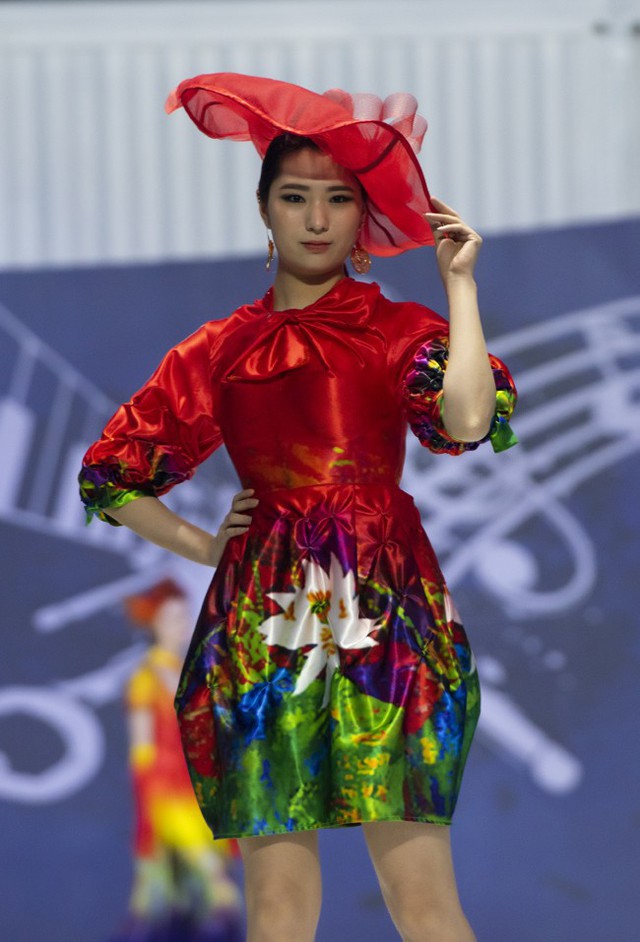 Hoa hậu Thủy Tiên toả sáng với thiết kế của Đỗ Trịnh Hoài Nam tại Hàn Quốc - Ảnh 3.