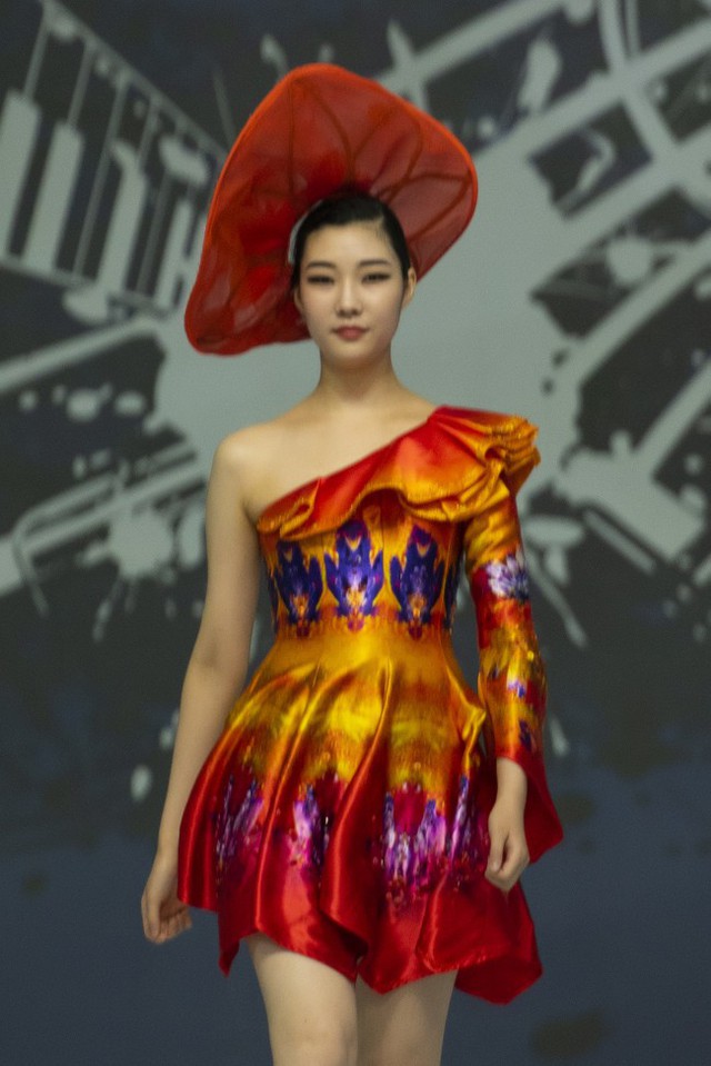 Hoa hậu Thủy Tiên toả sáng với thiết kế của Đỗ Trịnh Hoài Nam tại Hàn Quốc - Ảnh 4.