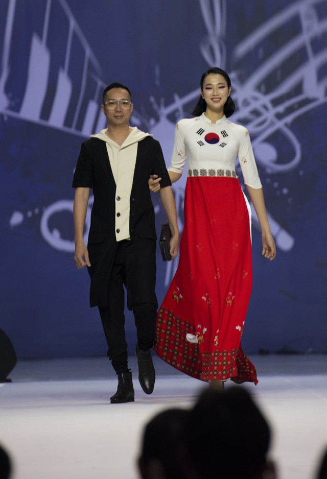 Hoa hậu Thủy Tiên toả sáng với thiết kế của Đỗ Trịnh Hoài Nam tại Hàn Quốc - Ảnh 6.