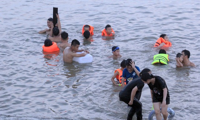 Nghệ An: Nắng như đổ lửa, dân thành phố ra sông Lam tắm giải nhiệt - Ảnh 9.