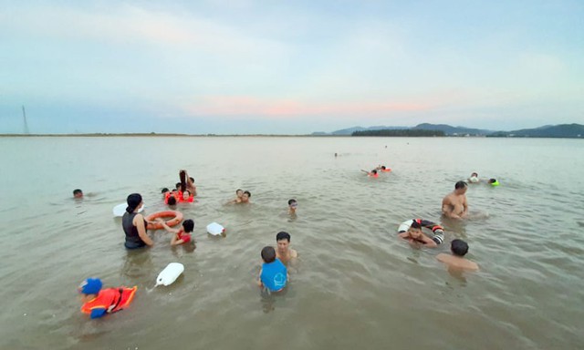 Nghệ An: Nắng như đổ lửa, dân thành phố ra sông Lam tắm giải nhiệt - Ảnh 1.