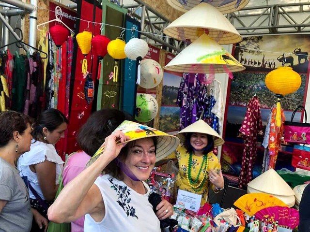 Ấn tượng Việt Nam tại Hội chợ quốc tế các nền văn hóa bạn bè - Ảnh 1.