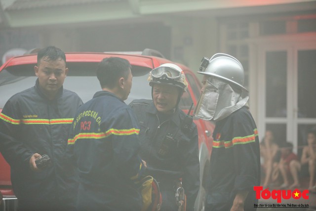 Hà Nội: Cháy khách sạn trên phố cổ, gần 30 người được đưa ra khỏi đám cháy - Ảnh 13.