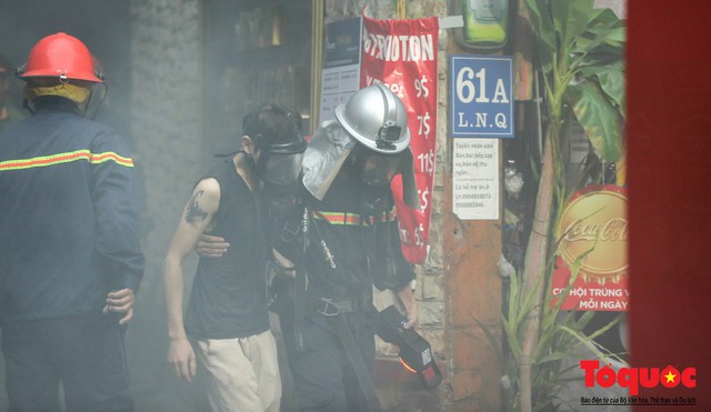 Hà Nội: Cháy khách sạn trên phố cổ, gần 30 người được đưa ra khỏi đám cháy - Ảnh 5.