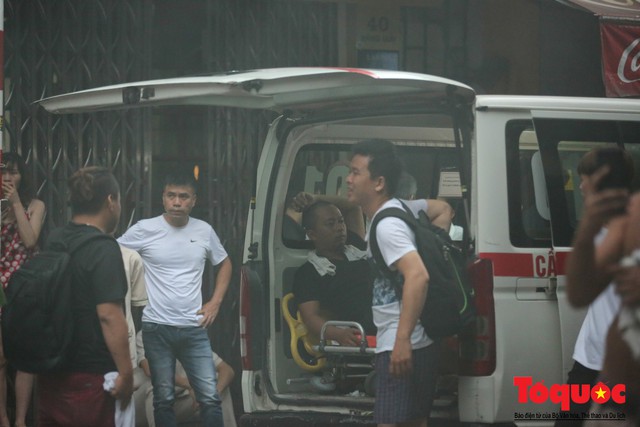 Hà Nội: Cháy khách sạn trên phố cổ, gần 30 người được đưa ra khỏi đám cháy - Ảnh 6.
