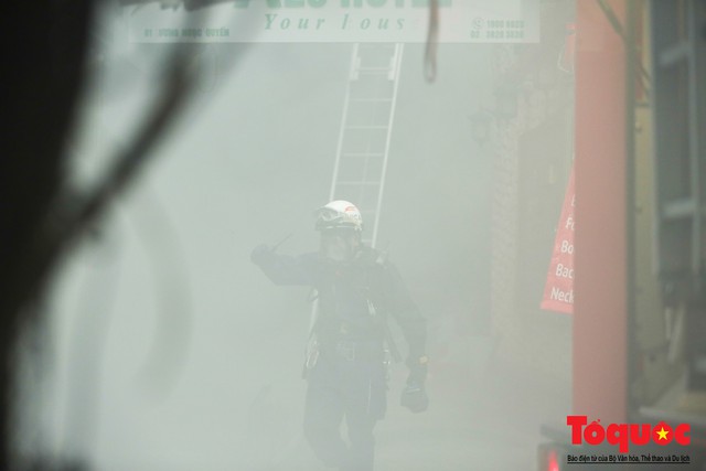 Hà Nội: Cháy khách sạn trên phố cổ, gần 30 người được đưa ra khỏi đám cháy - Ảnh 11.