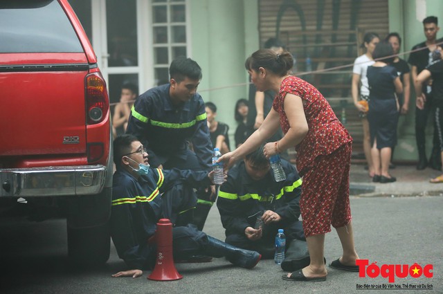 Hà Nội: Cháy khách sạn trên phố cổ, gần 30 người được đưa ra khỏi đám cháy - Ảnh 14.