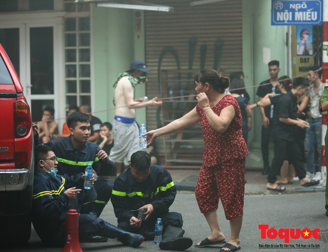 Hà Nội: Cháy khách sạn trên phố cổ, gần 30 người được đưa ra khỏi đám cháy - Ảnh 15.