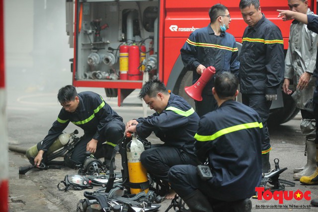 Hà Nội: Cháy khách sạn trên phố cổ, gần 30 người được đưa ra khỏi đám cháy - Ảnh 10.