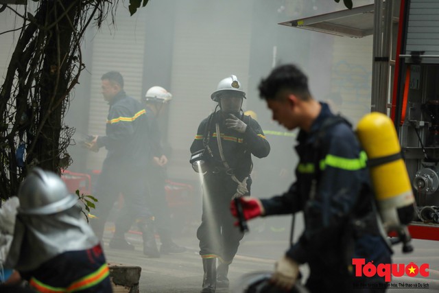 Hà Nội: Cháy khách sạn trên phố cổ, gần 30 người được đưa ra khỏi đám cháy - Ảnh 9.