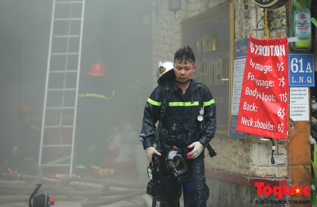 Hà Nội: Cháy khách sạn trên phố cổ, gần 30 người được đưa ra khỏi đám cháy - Ảnh 12.