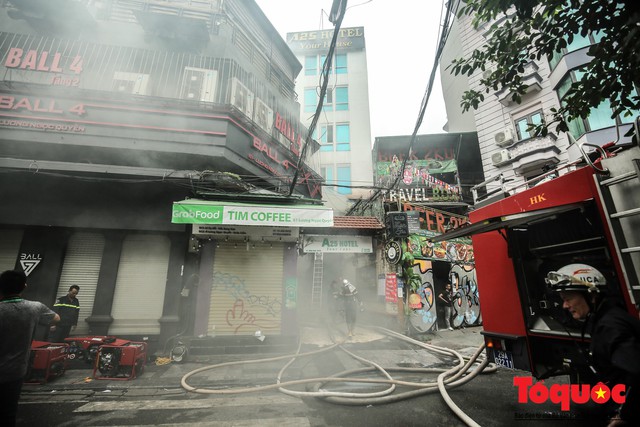 Hà Nội: Cháy khách sạn trên phố cổ, gần 30 người được đưa ra khỏi đám cháy - Ảnh 16.