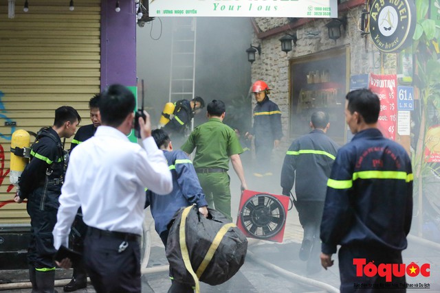 Hà Nội: Cháy khách sạn trên phố cổ, gần 30 người được đưa ra khỏi đám cháy - Ảnh 2.
