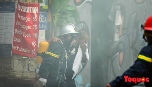 Hà Nội: Cháy khách sạn trên phố cổ, gần 30 người được đưa ra khỏi đám cháy - Ảnh 4.