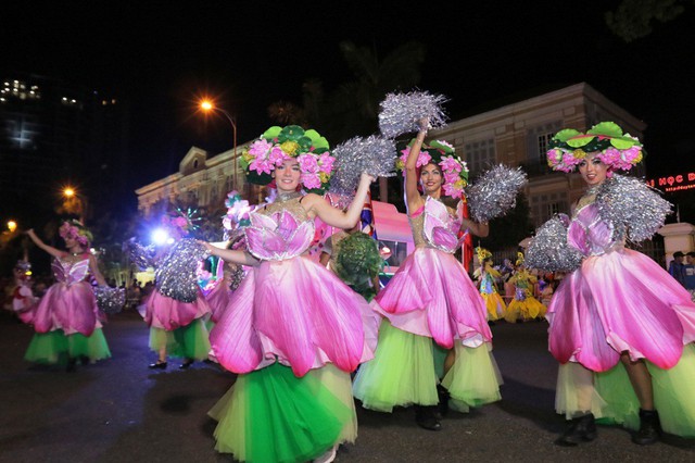 Đà Nẵng cuồng nhiệt trong Carnival đường phố DIFF 2019 tối 16/6 - Ảnh 4.