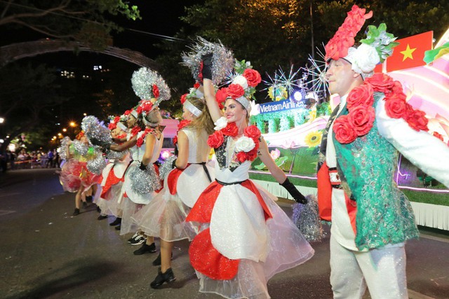 Đà Nẵng cuồng nhiệt trong Carnival đường phố DIFF 2019 tối 16/6 - Ảnh 5.