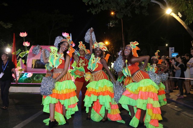 Đà Nẵng cuồng nhiệt trong Carnival đường phố DIFF 2019 tối 16/6 - Ảnh 6.